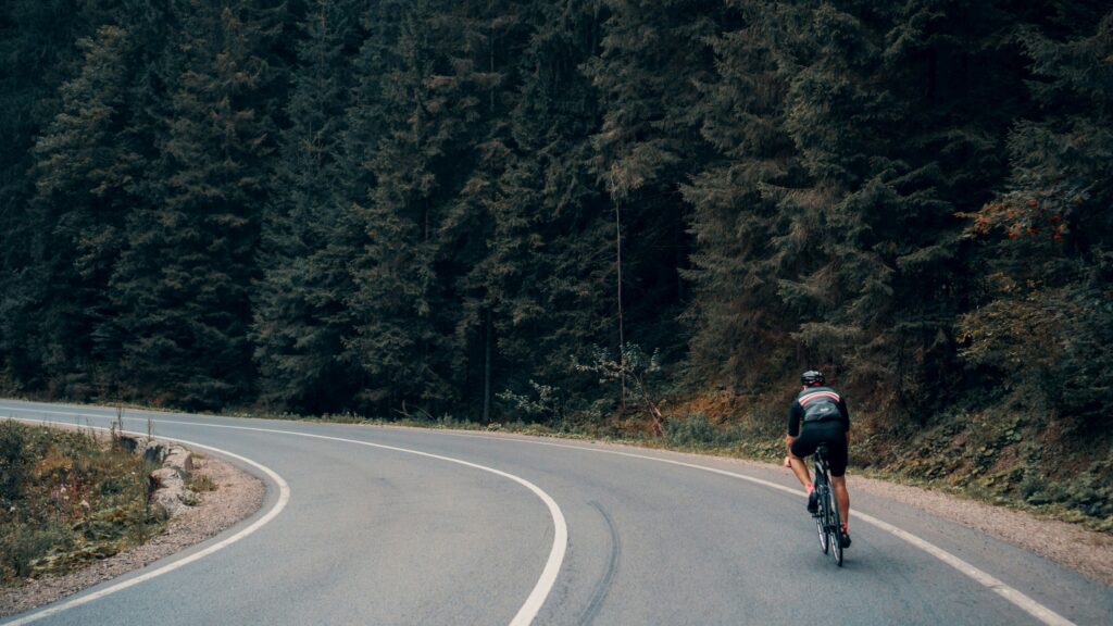 Notre avis sur le matériel 685ab648f1494 viktor bystrov Gi0OMNguFaw unsplash 1 comparatif pneus vélo route 2025